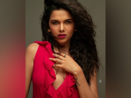 Actress mitali Mayekar showed cleavage on social media | Hotness Overloaded...! या मराठी अभिनेत्रीने सोशल मीडियावर दाखवले क्लीवेज