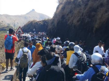 30 thousand tourist visited sinhagad in single day | अबब ! एकाच दिवशी तीस हजार पर्यटकांनी दिली सिंहगडाला भेट