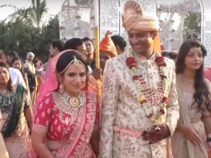 groom performed wedding rituals with cow supports caa in his mehendi at surat | CAAला पाठिंबा देण्यासाठी मेहंदी काढून आला नवरा, गायीला साक्ष ठेवून केला विवाह