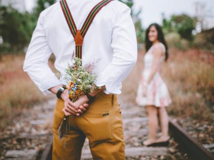 Valentine's Day ; कुठे फोटो जाळून तर कुठे तमालपत्रं उशीवर ठेवून, जगभरातील देशात 'असा' साजरा होतो व्हॅलेंटाईन डे