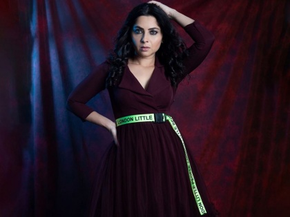 Sonalee kulkarni looks stunning in her new photoshoot | मरुन रंगाच्या ड्रेसमध्ये दिसला सोनाली कुलकर्णीचा किलर लूक