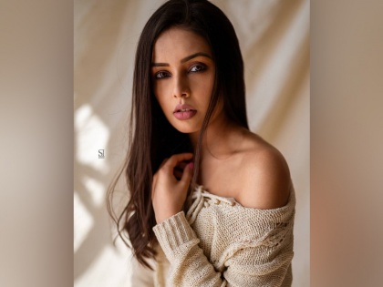 Shivani rangole share her hot photosoot on instagram | या मराठी अभिनेत्रीच्या कातिलाना अदा पाहून व्हाल क्लीन बोल्ड