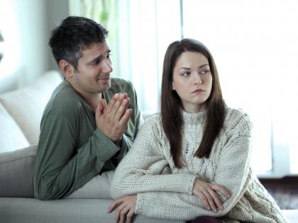 Know things you dont need to apologize to partner | पार्टनरवर कितीही प्रेम करत असाल तरीही 'या' तीन गोष्टींसाठी कधीही बोलू नका सॉरी...