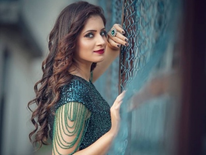 Marathi actress sarita mehendale looking stunning in her instagram | करिना कतरिनाचा नाद सोड या मराठी अभिनेत्रीचे फोटो पाहा, तुम्हाही व्हाल क्रेझी