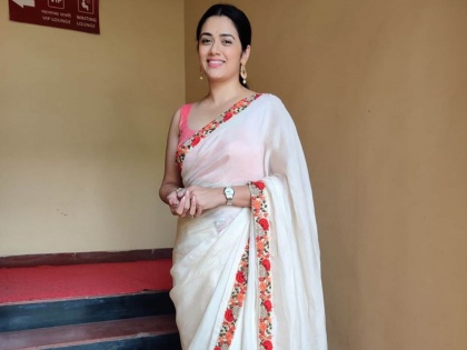 Girija oak share her white colour saree photo on social media | सिंपल पण सुंदर दिसते गिरीजा ओक, साडीतल्या फोटोतून घातली चाहत्यांना मोहिनी