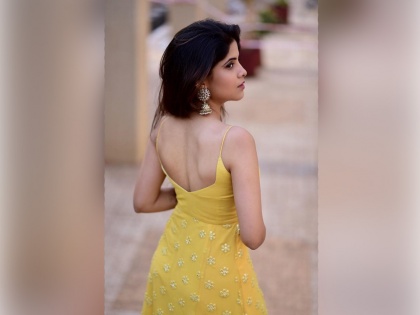 Marathi actress amruta deshmukh looking gorgeous in her yellow dress | स्वीटी सातारकने शेअर केला तिचा ग्लॅमरस फोटो, चाहते म्हणाले - पलट