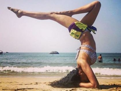 Amazing yoga poses Of Kavita Kaushik Catches Everyone Eyeballs Everyday-SRJ | Amazing या अभिनेत्रीने केलेल्या योगाला तोडच नाही, वयाच्या चाळीशी ओलांडल्यानंतरही आहे इतकी फिट