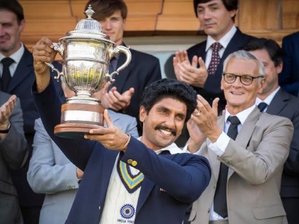 Ranveer Singh recreates Kapil Dev's World Cup winning moment | कपिल देव यांच्या वर्ल्डकप विजेत्या क्षणाला रणवीर सिंगने केले रिक्रिएट