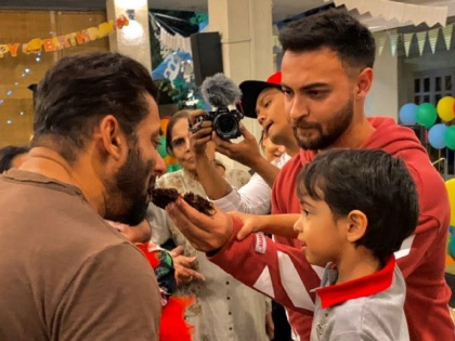 Ahil sharma birthday photo with salman khan goes viral on social media gda | अहिलच्या बर्थडे पार्टीमधील मामू सलमानसोबतचा तो क्युट फोटो पाहिलात का ?