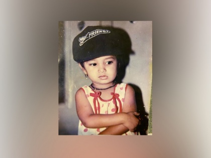 Prajakta mali share her childhood pic during lockdown | फोटोत दिसणारी ही क्युट मुलगी आज आहे मराठी इंडस्ट्रितील टॉपची अभिनेत्री