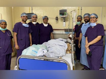 Doctors perform successful surgery on 'those' policemen with sword cuts hand pda | तलवारीने हात कापलेल्या 'त्या' पोलिसावर डॉक्टरांनी केली यशस्वी शस्त्रक्रिया