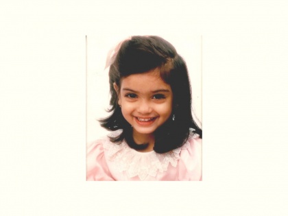 Diana penty looks pretty in her childhood photo gda | फोटोत दिसणारी ही क्युट मुलगी आहे आज बॉलिवूडमधील आघाडीची अभिनेत्री