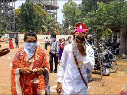 In a hurry to get married, police detained those who violated social distancing rules pda | लगीन घाई पडली महागात, सोशल डिस्टंसिंगचे नियम मोडणाऱ्यांना पोलिसांनी घेतले ताब्यात