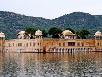 Jal mahal palace in jaipur surrounded by water myb | भारतातील 'या' वास्तूचे ५ पैकी चार मजले आहेत पाण्यात