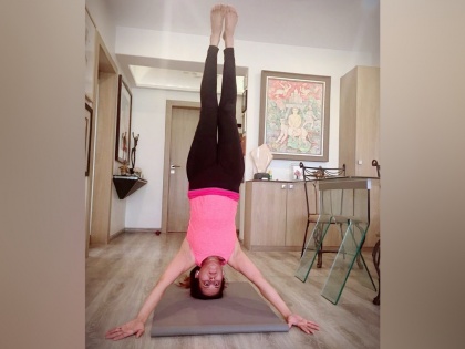 Sonali khare share her yogasan photo on insta gda | लॉकडाऊनमध्ये ही मराठी अभिनेत्री देतेय योगाचे धडे, सेलिब्रेटीही करतायेत तिच्या फोटोवर कमेंट्स