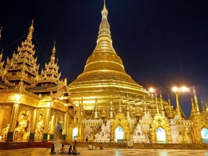 2600 years old shwedagon pagoda or golden pagoda the most sacred buddhist pagoda in myanmar myb | मुकुटावर ५००० हिरे असलेलं 'हे' मंदिर पाहिलंय का? जाणून घ्या रहस्यमय गोष्टी