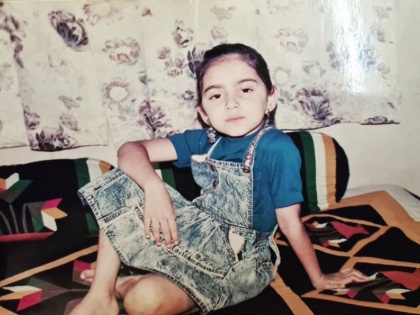 shruti marathe looks cute in share childhood photo gda | फोटोत दिसणाऱ्या या मुलीचा मराठीसह साऊथमध्ये आहे दबदबा, ओळखलंत का तिला ?