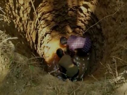 Coronavirus karnataka school students dig well to combat water crisis SSS | Coronavirus : कौतुकास्पद! लॉकडाऊनमध्ये पाणी टंचाई, विद्यार्थ्यांनी 4 दिवसांत खोदली विहीर