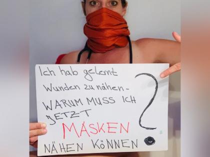 German doctors pose naked protesting shortages of personal protective equipment pics goes viral myb | ...म्हणून 'या' देशातील डॉक्टरांना विवस्र होऊन करावा लागला निषेध