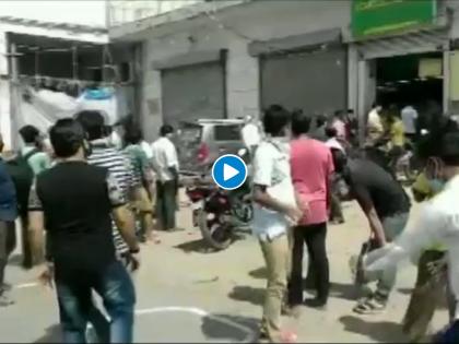 CoronaVirus Marathi News police resorts to mild lathicharge liquor shop kashmere SSS | CoronaVirus News : दारुसाठी काय पण! तळीरामांना सोशल डिस्टंसिंगचाही विसर, पोलीस आले अन्...