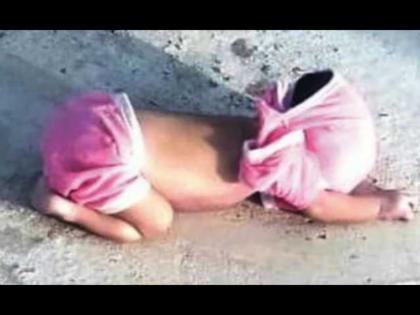 Tears welled up in eyes when will saw the photo of dead kid in gujrat pda | हृदयद्रावक! बेवारस पडला होता मृतदेह, चिमुकल्याचा फोटो पाहून डोळ्यात तरळतील अश्रू 