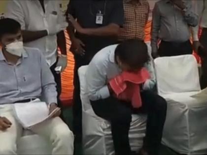 CoronaVirus Marathi News sneezing minister ktr during public function SSS | CoronaVirus News : मंत्री शिंकले, सगळेच घाबरले अन् पुढे झालं असं काही...