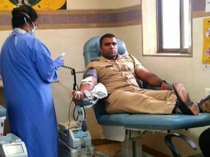 Video : Hats off to Mumbai Police; kid's life was saved by 'that' warrior by giving blood | Video : हॅट्स ऑफ टू मुंबई पोलीस; रक्त देऊन 'त्या' योद्ध्याने वाचवला चिमुकलीचा जीव