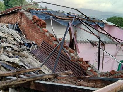 Nisarg cyclone damages 146 houses in Pimpaloli village | निसर्ग चक्रीवादळात पिंपळोली गावात 146 घरांचे नुकसान 