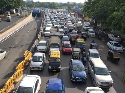 Western Express Way jam due to traffic; Queues of vehicles at Mulund toll plaza | वेस्टर्न एक्सप्रेस वेवर वाहतूक ठप्प; मुलुंड टोलनाक्यावर वाहनांच्या रांगा