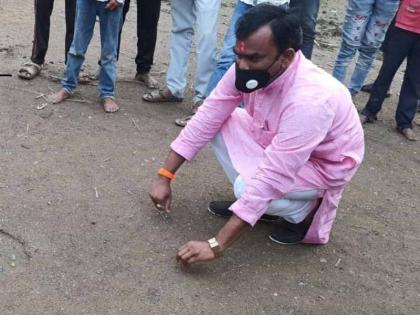 Shiv Sena MLA Balaji Kalyankar play with the children in Nanded | शिवसेनेच्या आमदाराने लावला नेम; बच्चेकंपनीसोबत गोट्या खेळून जिंकलं मन