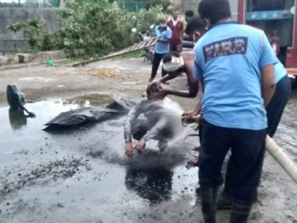 At the sound of playing the guitar, the young man fell into the gutter | गिटार वाजवण्याच्या नादात, तरुण पडला गटारात  