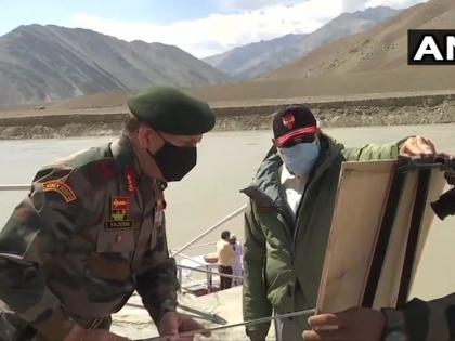 PM Narendra Modi Visit Leh Today, wife of martyr Santosh Babu appealed to the Modi, Says.... | लेहच्या दौऱ्यावर पोहोचले पंतप्रधान, हुतात्मा संतोष बाबूंच्या पत्नीने केले असे आवाहन, म्हणाल्या...