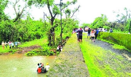 Sreesadasya working in the mountains for light. Electricity poles erected through Dr. Nanasaheb Dharmadhikari Pratishthan | प्रकाशासाठी डोंगरदऱ्यांत राबताहेत श्रीसदस्य, डॉ. नानासाहेब धर्माधिकारी प्रतिष्ठानच्या माध्यमातून विद्युत खांब उभे