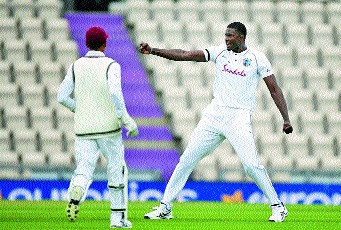 Gabriel, Holder's knock, England's first innings against the West Indies ends at 204 | गॅब्रियल, होल्डरचा दणका, विंडीजविरुद्ध इंग्लंडचा पहिला डाव २०४ धावात संपुष्टात