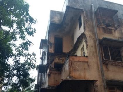 In the corner fell the gallery of the old building; 11 mm of rain per hour in Thane | कोपरीत जुन्या इमारतीची गॅलरी पडली; ठाण्यात तासाभरात 11 मिमी पाऊस   