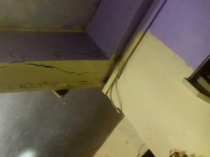 Residents were evacuated after a Cracks in building in Thane | ठाण्यात इमारतीला तडा गेल्याने रहिवाश्यांना अन्यत्र हलवले 