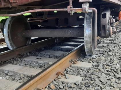 While changing the engine, the freight train collapsed | इंजिन बदलवितांना मालगाडीचा डबा घसरला