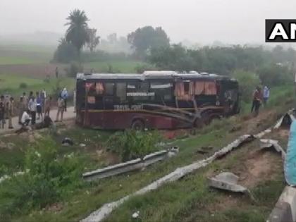 Agra Lucknow Expressway- accident 5 people died at least 18 injured | लखनऊ-आग्रा महामार्गावर भीषण अपघात; 5 जणांचा मृत्यू, 18 जखमी