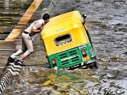 Delhi police constable was trying to help a auto driver after heavy rainfall viral pic | त्रिवार सलाम! भर पावसात अडकली रिक्षा; संकटकाळात खाकीतल्या देवदूताने केली रक्षा