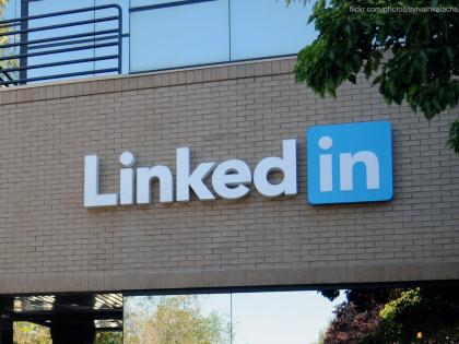 linkedin slashing 960 jobs globally amid covid 19 pandemic | कोरोनाचा फटका! नोकऱ्यांबाबत अपडेट देणाऱ्या कंपनीच्या कर्मचाऱ्यांवर बेरोजगारीची कुऱ्हाड