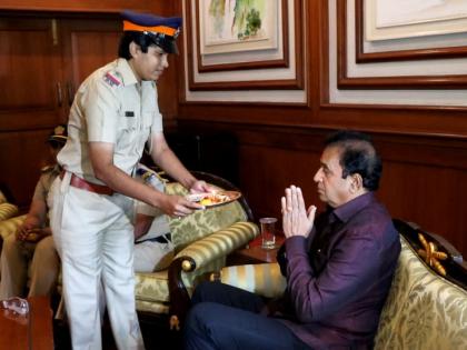 The women police got the brother, the Home Minister celebrated a unique Rakshabandhan | महिला पोलिसांना मिळाला हक्काचा भाऊ, गृहमंत्र्यांनी साजरी केली अनोखी रक्षाबंधन