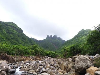 Tawali mountain in the mountain range of Ambernath Malanggad is consuming! | अंबरनाथ मलंगगडाच्या डोंगर रांगेतील तावली डोंगर खचतोय!