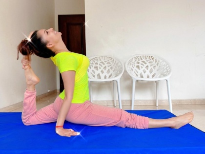 Latest Yoga Poses Of Urvashi Rautela, Chk Out this Photo | उर्वशी रौतेलाने योगा करतानाचे फोटो केले शेअर, चाहत्यांना फिट रहाण्यासाठी देते प्रेरणा
