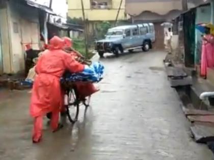 CoronaVirus Marathi News COVID-19 fear family forced carry dead body bicycle | CoronaVirus News : आपलेही झाले परके! ...अन् मुलांवर आली वडिलांचा मृतदेह सायकलवरून नेण्याची वेळ