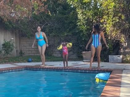 Sunny leone is having some fun moments with daughter nisha watch pool video | मुलगी निशा सोबत स्विमिंग पूलमध्ये मस्ती करताना दिसली सनी लिओनी, See Video