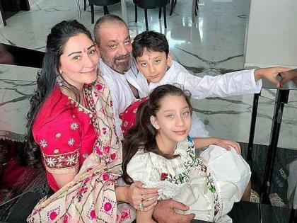 Sanjay dutt wife manyata dutt pens down heartfelt note with picture of their kids | वेळ बदलते आहे, दोनही मुलांचा फोटो शेअर करत मान्यताने केली देवाला प्रार्थना