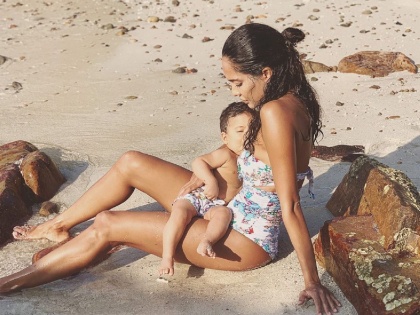 Lisa Haydon BreastFeeding Her Baby Picture is Breaking Internet | समुद्रकाठी बसून लीसा हेडनने बाळाला केलं ब्रेस्टफीड, फोटो व्हायरल