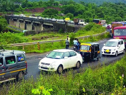 Mumbai-Goa highway potholes block vehicles, Chakarmani set off for return journey | मुंबई - गोवा महामार्गावरील खड्ड्यांनी अडवली वाहनांची वाट, चाकरमानी निघाले परतीच्या प्रवासाला