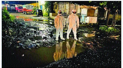 The experience of Chandrasafari in the rocky roads, MNS's 'astronaut' landed on the road | खड्डेमय रस्त्यांत चांद्रसफरीची अनुभूती, मनसेचे ‘अंतराळवीर’ उतरले रस्त्यावर  