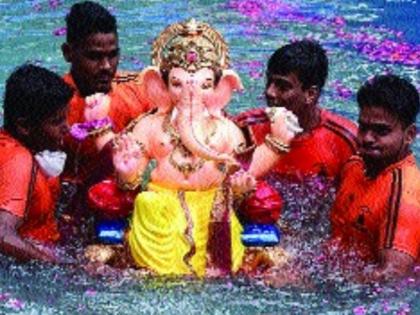 Ganesha Visarjan : Simple farewell to Lord Ganesha, Mumbaikars prefer artificial lakes | गणेश विसर्जन : श्री गणेशाला साधेपणाने निरोप, मुंबईकरांनी दिले कृत्रिम तलावांना प्राधान्य